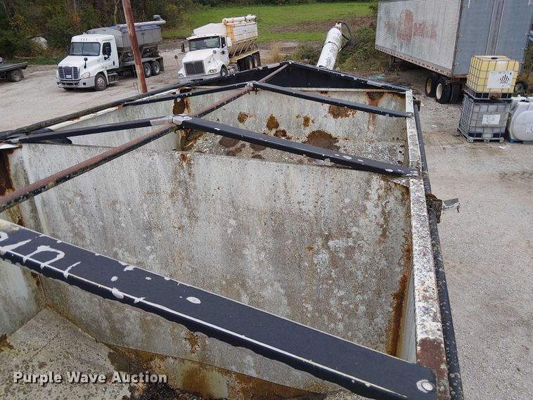 image for item DU3680 1981 Bertolini 8SF-23 fertilizer delivery trailer