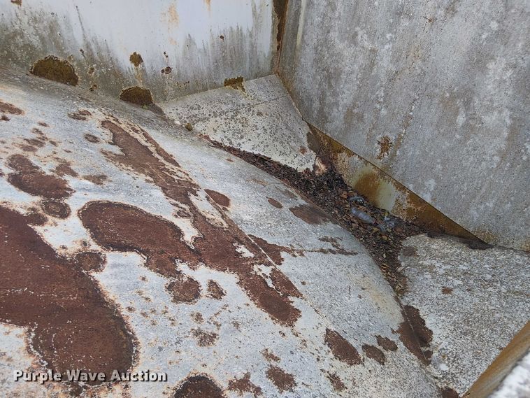 image for item DU3680 1981 Bertolini 8SF-23 fertilizer delivery trailer