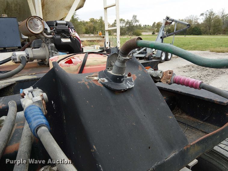 image for item DU3680 1981 Bertolini 8SF-23 fertilizer delivery trailer