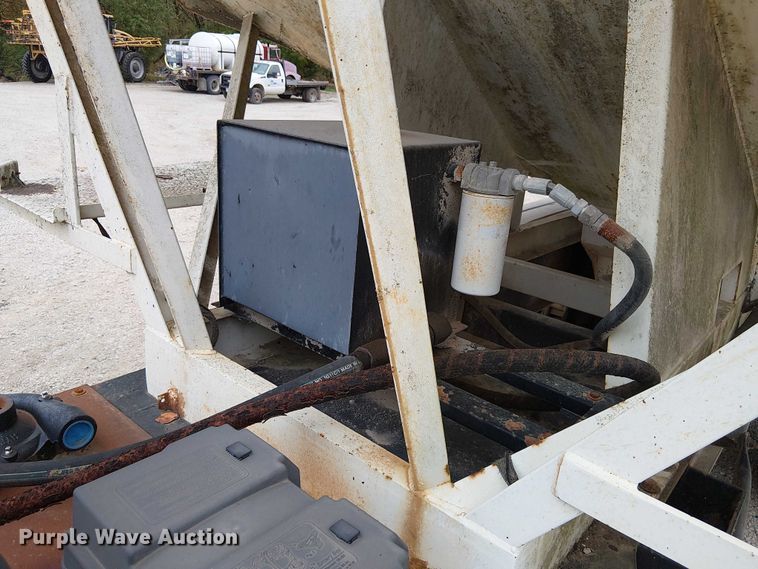 image for item DU3680 1981 Bertolini 8SF-23 fertilizer delivery trailer