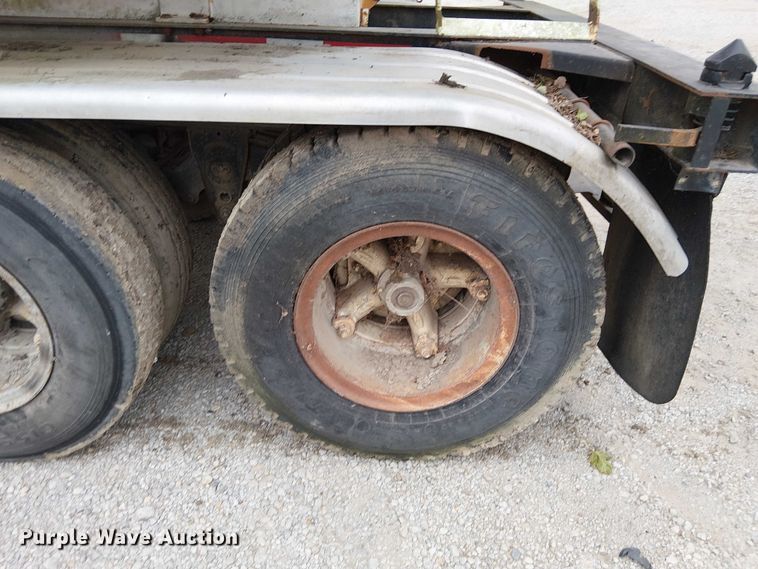 image for item DU3680 1981 Bertolini 8SF-23 fertilizer delivery trailer