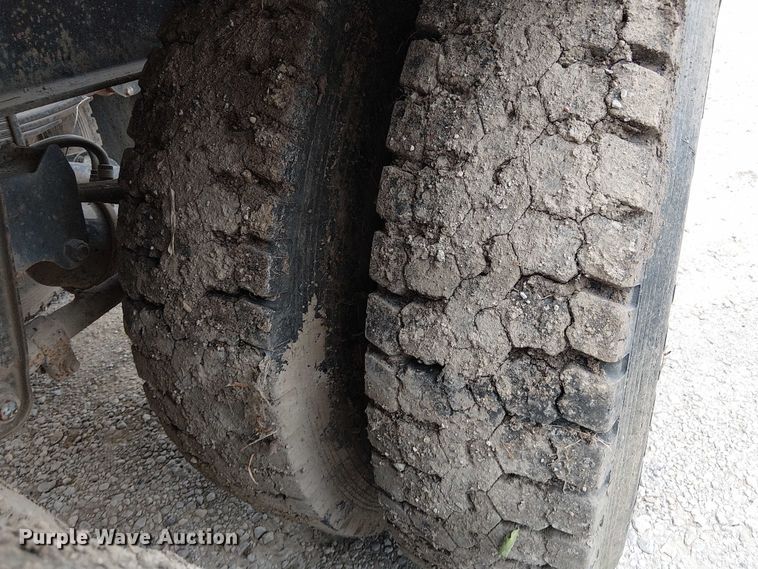 image for item DU3680 1981 Bertolini 8SF-23 fertilizer delivery trailer