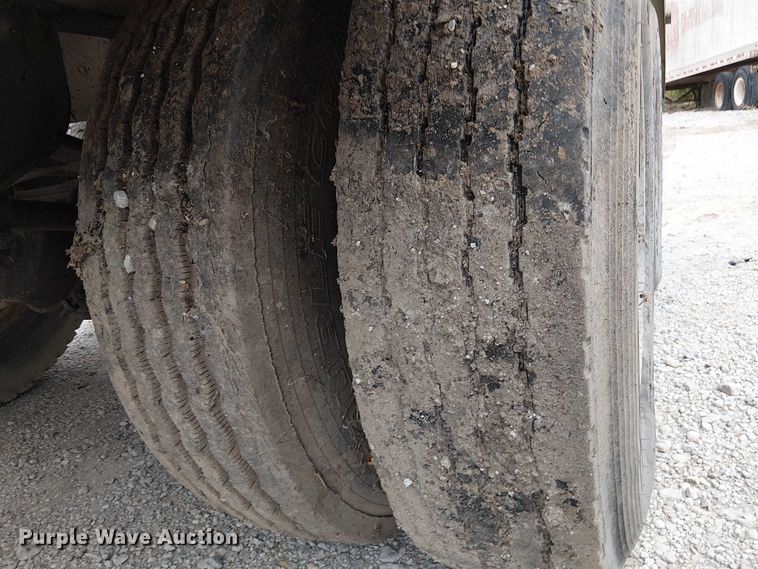 image for item DU3680 1981 Bertolini 8SF-23 fertilizer delivery trailer