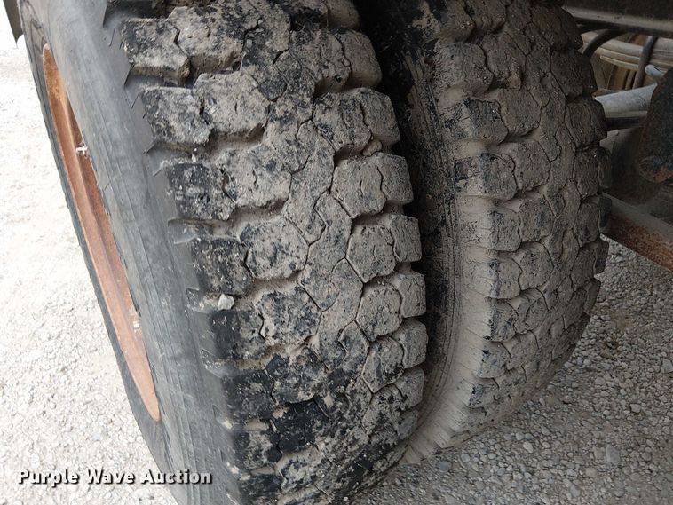 image for item DU3680 1981 Bertolini 8SF-23 fertilizer delivery trailer