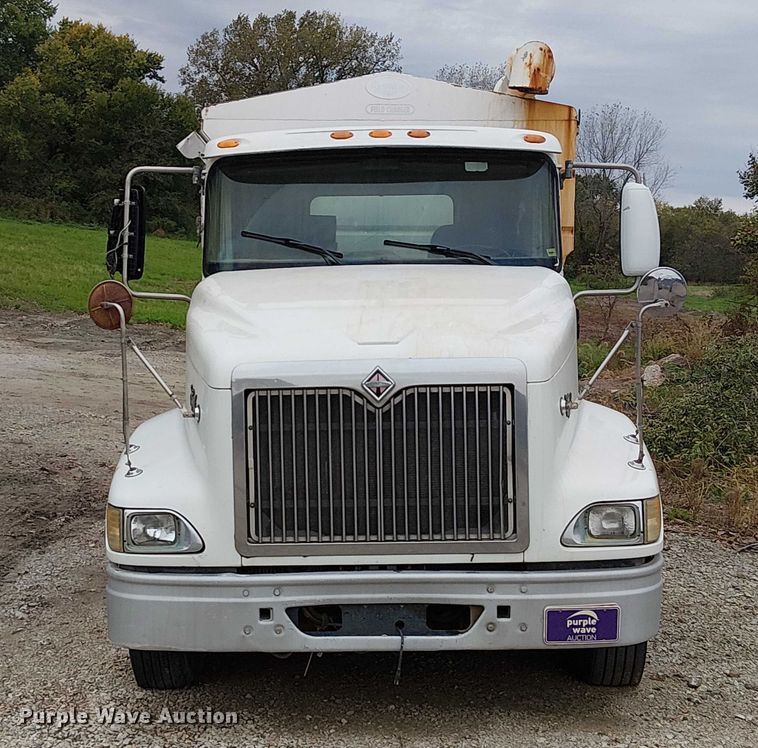 image for item DU3682 2004 International 9400i fertilizer delivery truck