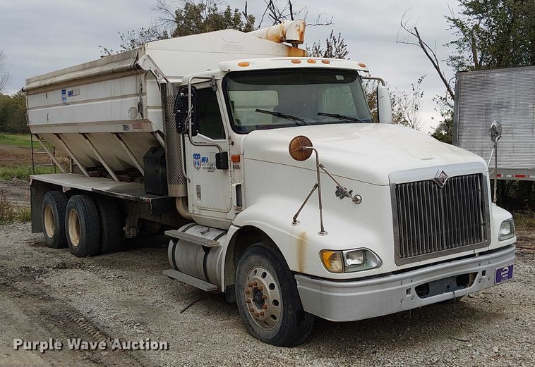 image for item DU3682 2004 International 9400i fertilizer delivery truck