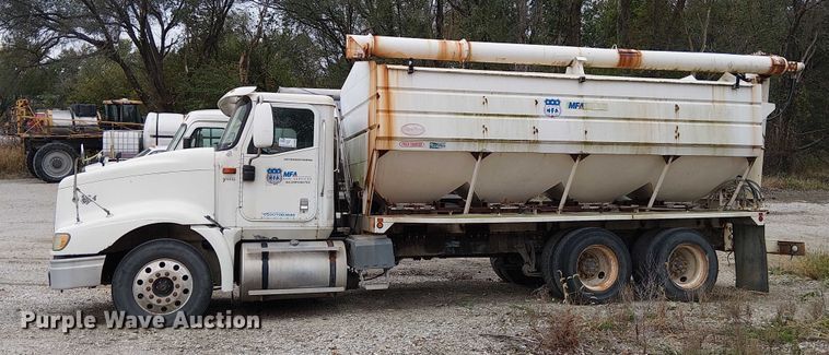 image for item DU3682 2004 International 9400i fertilizer delivery truck