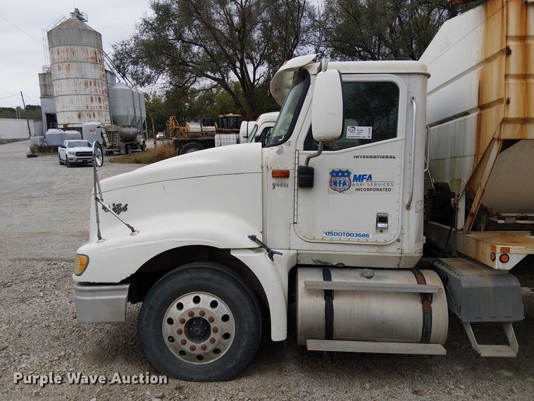 image for item DU3682 2004 International 9400i fertilizer delivery truck