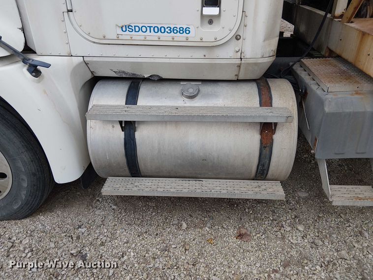 image for item DU3682 2004 International 9400i fertilizer delivery truck