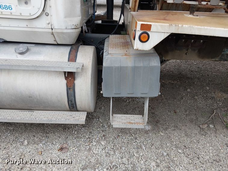 image for item DU3682 2004 International 9400i fertilizer delivery truck