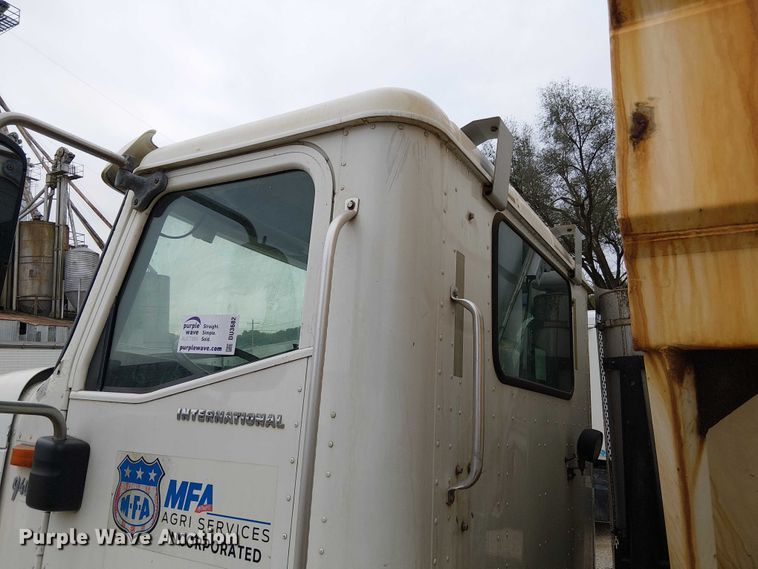 image for item DU3682 2004 International 9400i fertilizer delivery truck