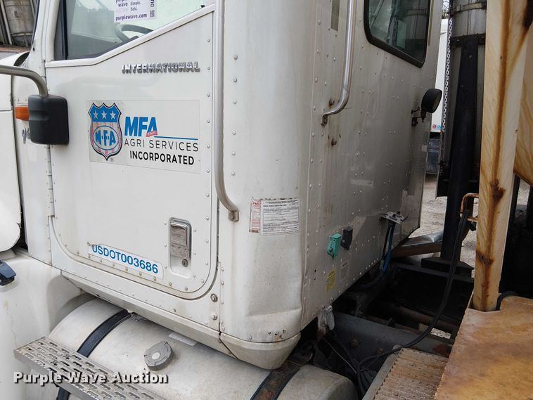 image for item DU3682 2004 International 9400i fertilizer delivery truck