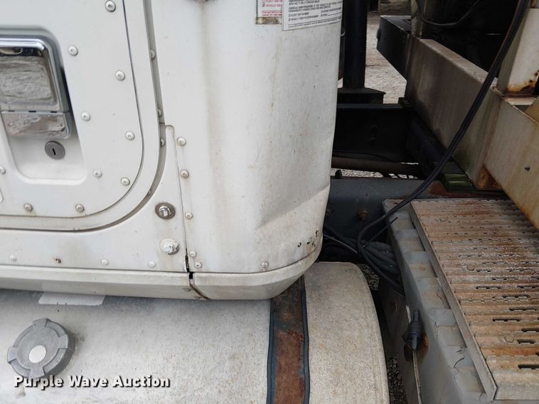 image for item DU3682 2004 International 9400i fertilizer delivery truck