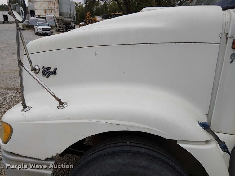 image for item DU3682 2004 International 9400i fertilizer delivery truck