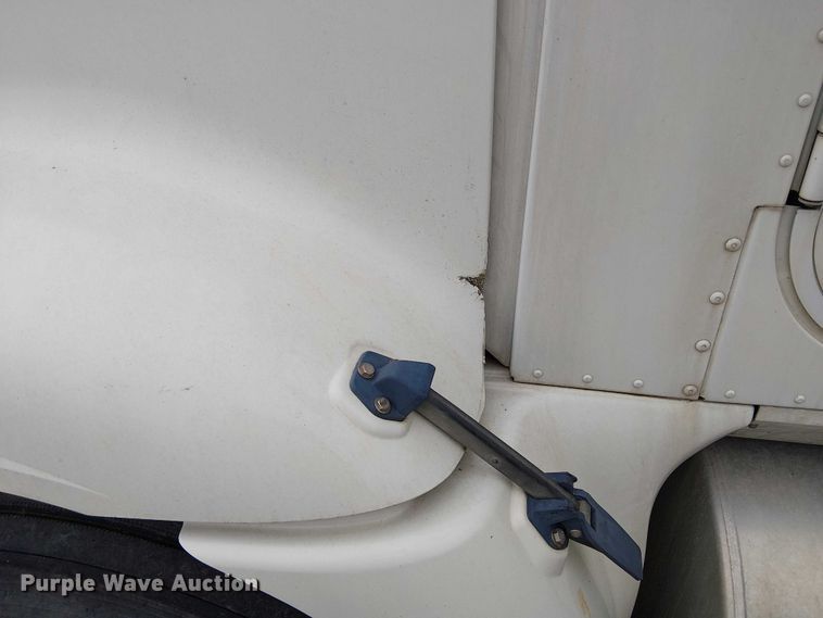 image for item DU3682 2004 International 9400i fertilizer delivery truck