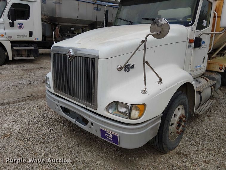 image for item DU3682 2004 International 9400i fertilizer delivery truck