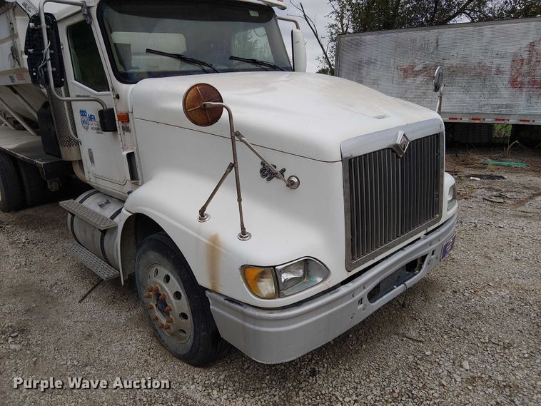 image for item DU3682 2004 International 9400i fertilizer delivery truck