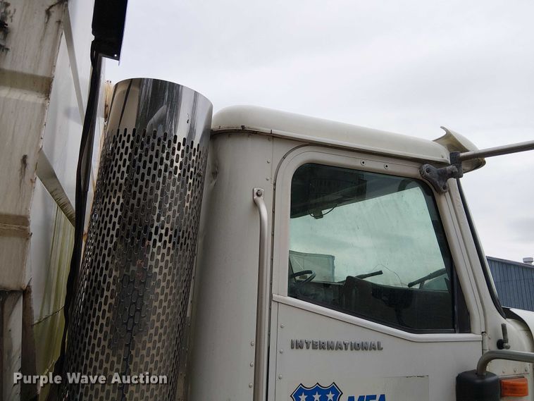 image for item DU3682 2004 International 9400i fertilizer delivery truck