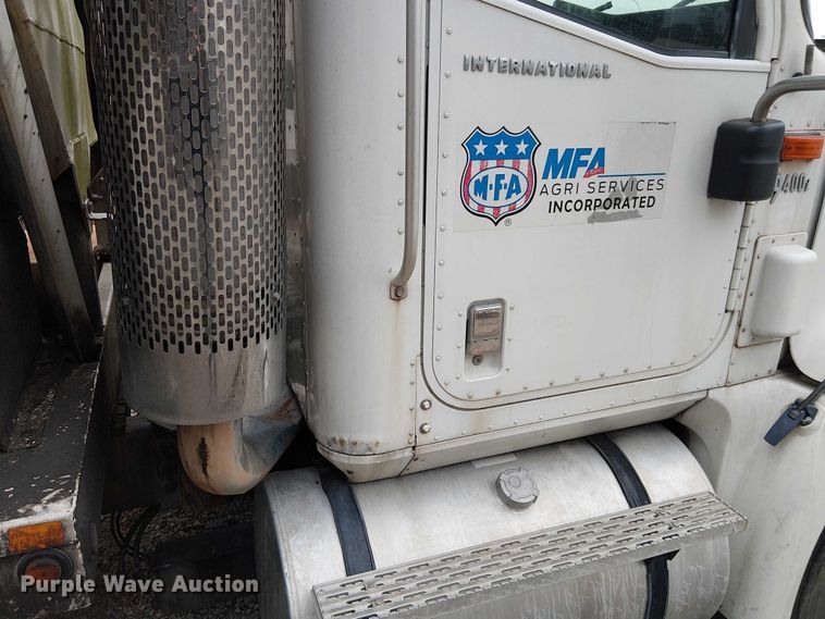 image for item DU3682 2004 International 9400i fertilizer delivery truck