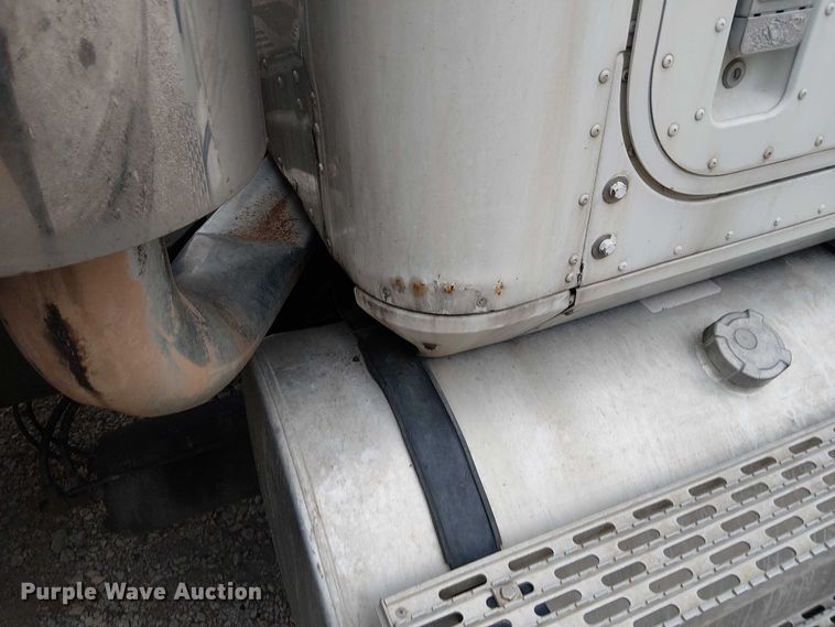 image for item DU3682 2004 International 9400i fertilizer delivery truck