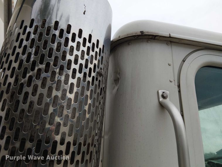 image for item DU3682 2004 International 9400i fertilizer delivery truck