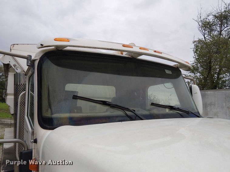 image for item DU3682 2004 International 9400i fertilizer delivery truck