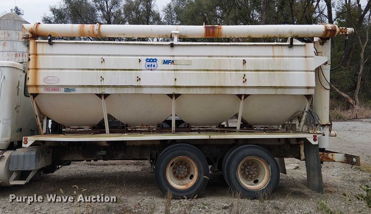 image for item DU3682 2004 International 9400i fertilizer delivery truck