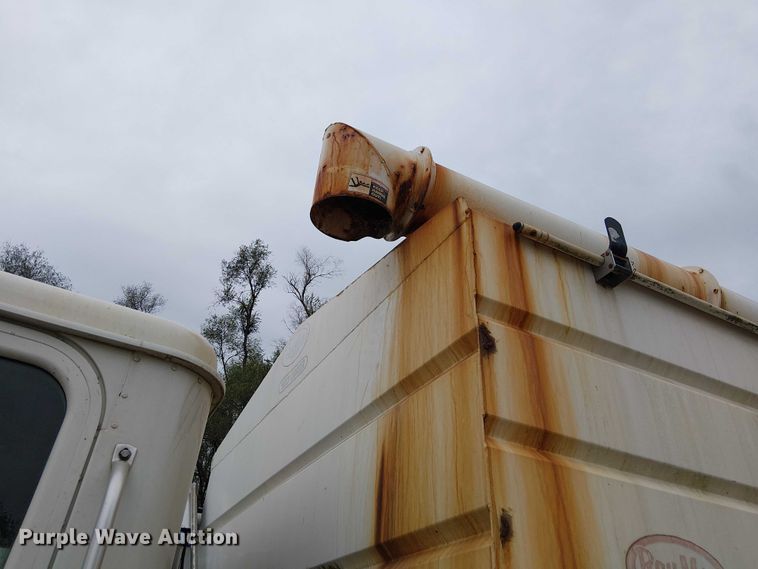 image for item DU3682 2004 International 9400i fertilizer delivery truck