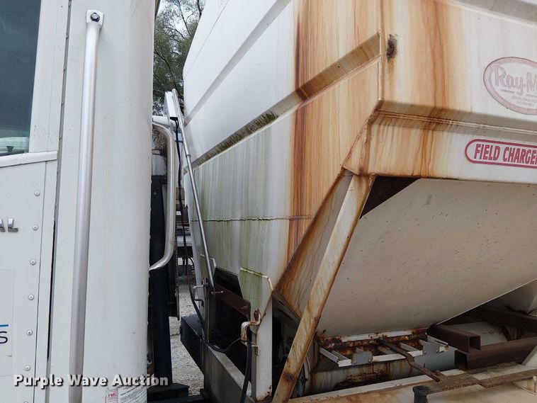 image for item DU3682 2004 International 9400i fertilizer delivery truck