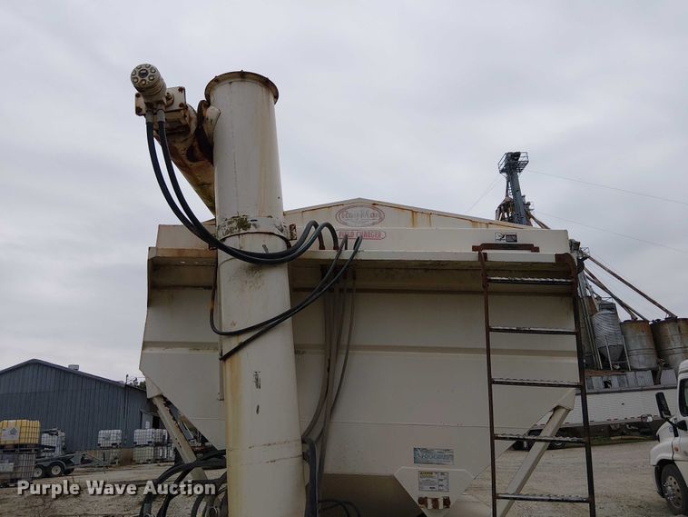 image for item DU3682 2004 International 9400i fertilizer delivery truck