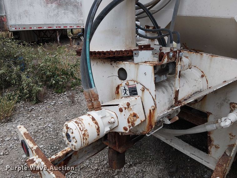 image for item DU3682 2004 International 9400i fertilizer delivery truck