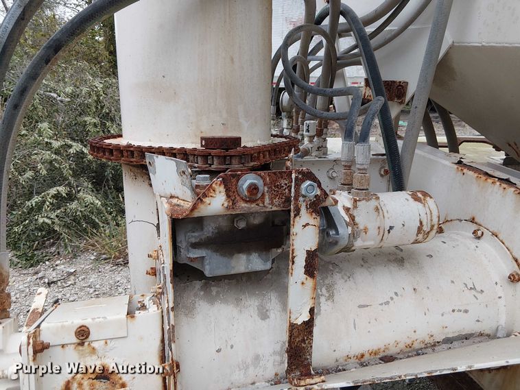 image for item DU3682 2004 International 9400i fertilizer delivery truck