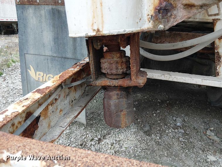 image for item DU3682 2004 International 9400i fertilizer delivery truck