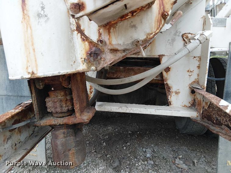 image for item DU3682 2004 International 9400i fertilizer delivery truck