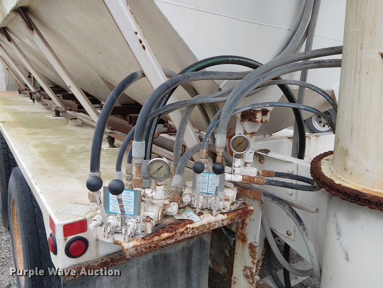 image for item DU3682 2004 International 9400i fertilizer delivery truck