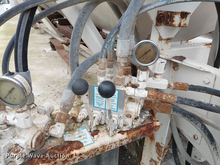 image for item DU3682 2004 International 9400i fertilizer delivery truck