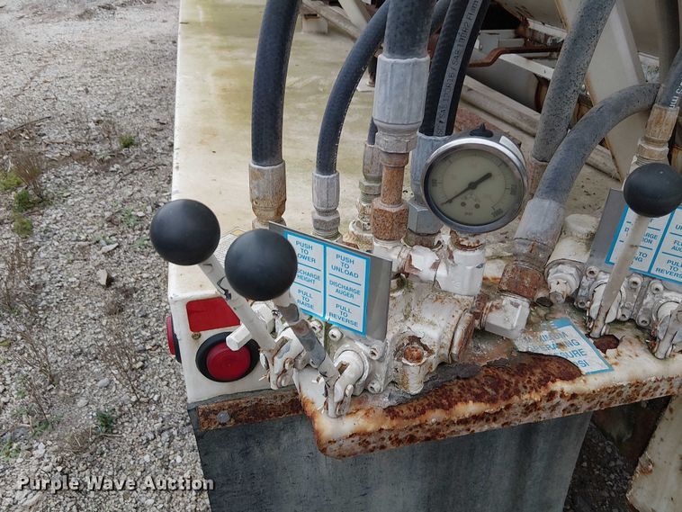 image for item DU3682 2004 International 9400i fertilizer delivery truck