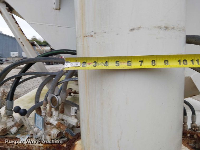 image for item DU3682 2004 International 9400i fertilizer delivery truck