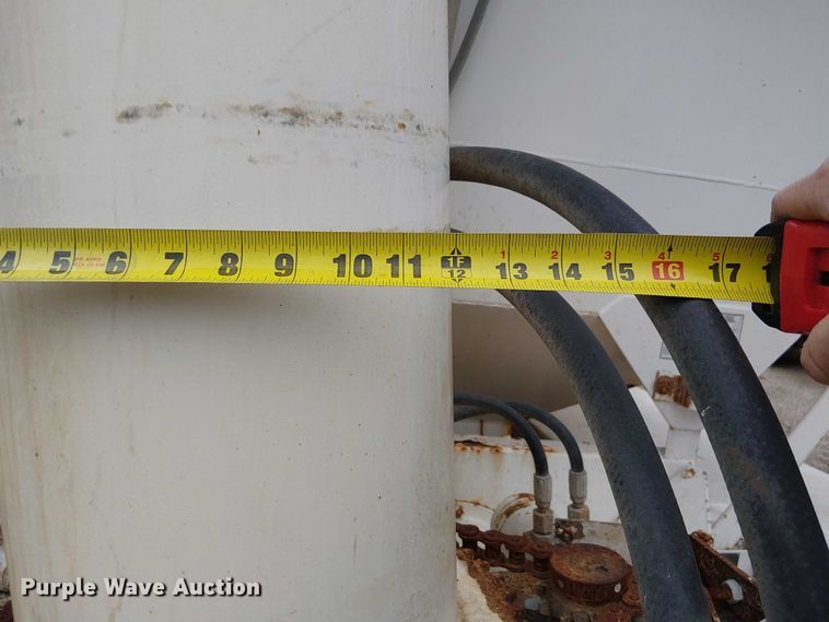 image for item DU3682 2004 International 9400i fertilizer delivery truck