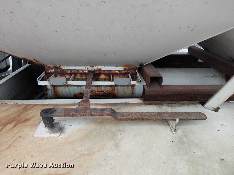 image for item DU3682 2004 International 9400i fertilizer delivery truck