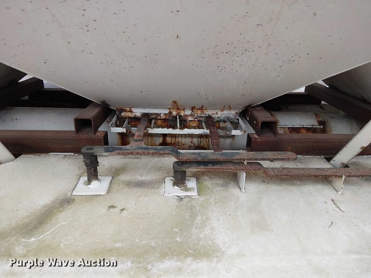 image for item DU3682 2004 International 9400i fertilizer delivery truck