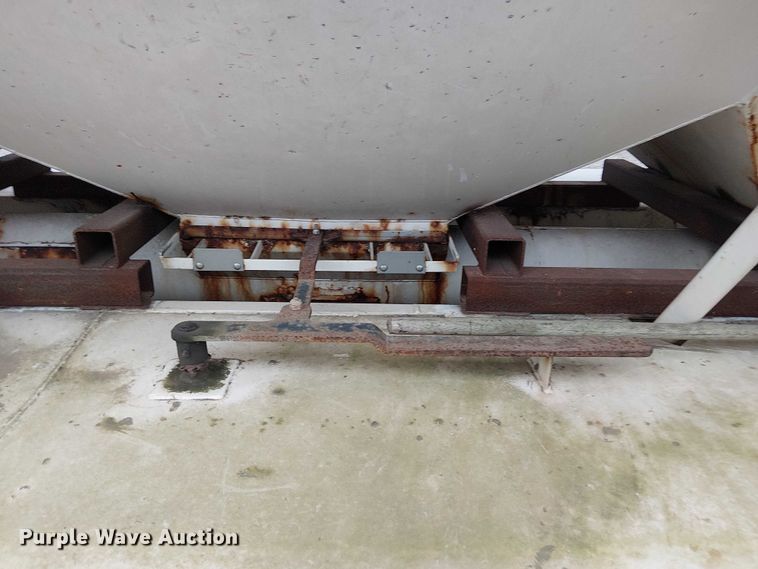 image for item DU3682 2004 International 9400i fertilizer delivery truck