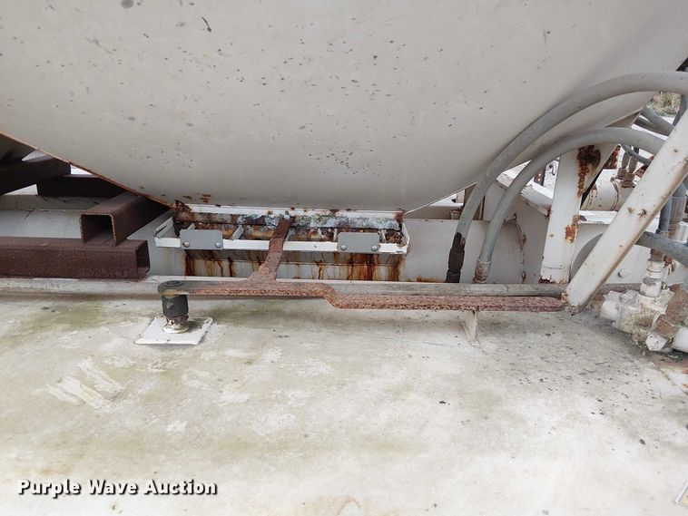 image for item DU3682 2004 International 9400i fertilizer delivery truck