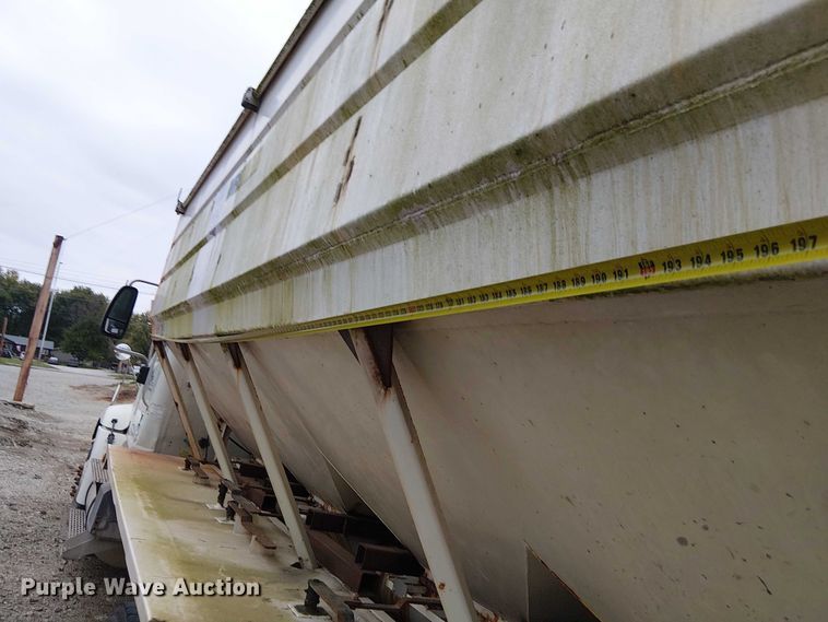 image for item DU3682 2004 International 9400i fertilizer delivery truck