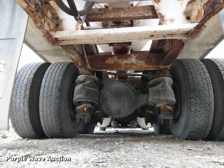 image for item DU3682 2004 International 9400i fertilizer delivery truck