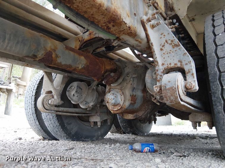 image for item DU3682 2004 International 9400i fertilizer delivery truck