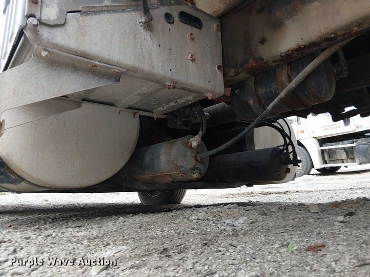 image for item DU3682 2004 International 9400i fertilizer delivery truck