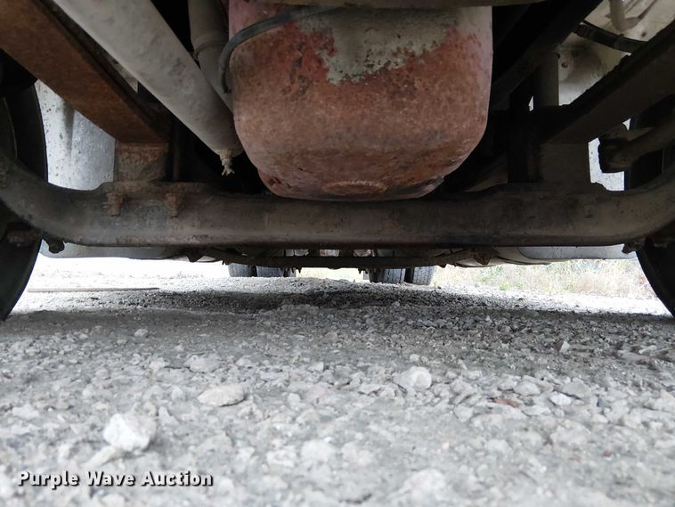 image for item DU3682 2004 International 9400i fertilizer delivery truck