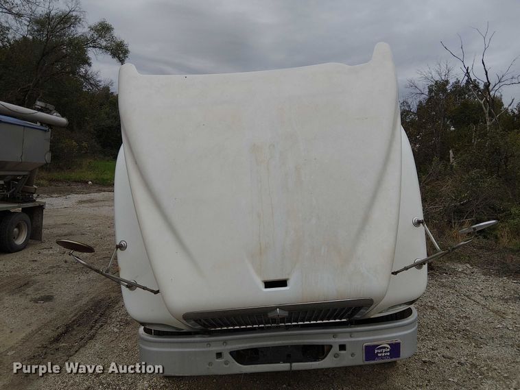 image for item DU3682 2004 International 9400i fertilizer delivery truck