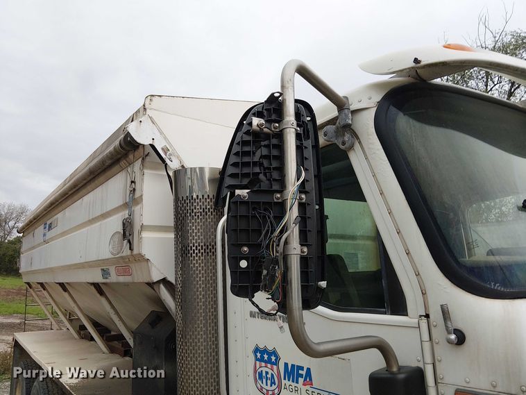 image for item DU3682 2004 International 9400i fertilizer delivery truck